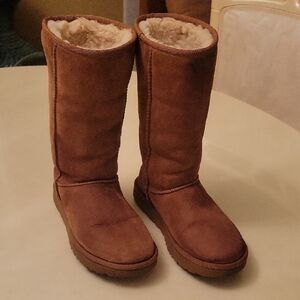 Women's Tan UGG brand Shearling Boots size 5.